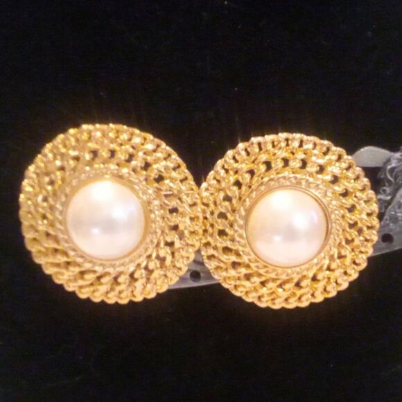 Vintage Marvella Gold Tone Faux Mabe Pearl Clip On Statement Earrings - Picture 1 of 4